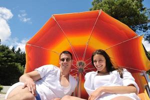 contento coppia avere divertimento su il spiaggia foto