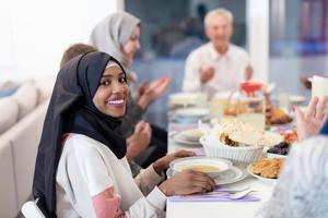 nero moderno musulmano donna godendo iftar cena con famiglia foto