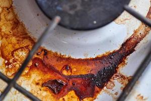 stufa sporca con avanzi di cibo foto