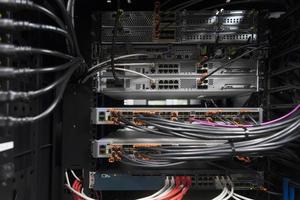 Rete server camera avvicinamento su fibra ottico centro o interruttore per digitale comunicazioni e Internet nel mainframe aziendale attività commerciale dati centro supercomputer. foto