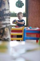 carino poco bambino giocare e avere divertimento foto