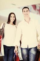 contento giovane coppia nel shopping foto