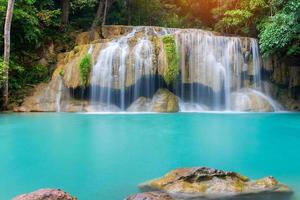 erawan cascata e bellissimo rosa foglie, erawan cascata, kanchanaburi, Tailandia foto