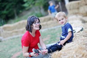 donna e bambino avere divertimento all'aperto foto