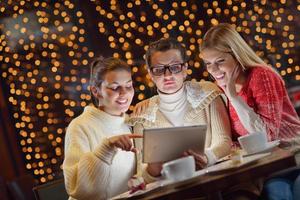 contento ragazze gruppo guardare a un' pc tavoletta foto