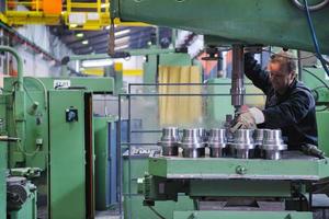 lavoratori dell'industria persone in fabbrica foto