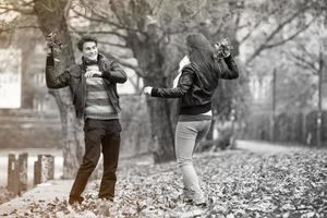 contento giovane coppia nel autunno parco foto