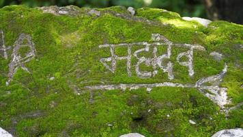 Immagine di mahadev scritto su verde pietra. foto