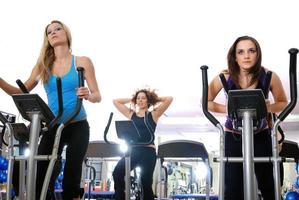 donne Lavorando su su Filatura Bici a il Palestra foto