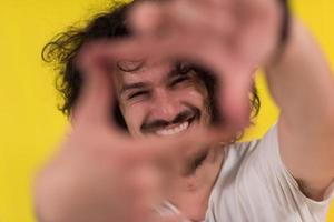 giovane uomo con divertente capelli al di sopra di colore sfondo foto