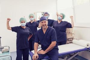 ortopedico medico Lavorando insieme con il suo multietnico squadra foto