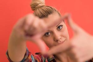 giovane donna al di sopra di colore sfondo foto