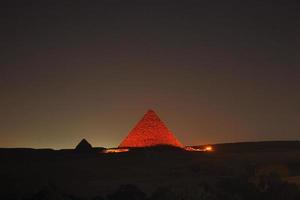 piramidi di giza di notte foto