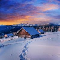 cottage in montagne innevate con favolosi alberi d'inverno