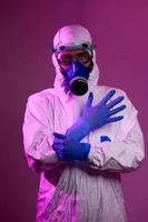 medico indossare protettivo biologico completo da uomo e maschera dovuto per coronavirus foto