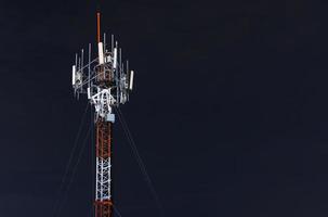 torre del telefono cellulare di notte