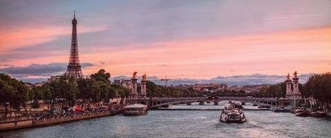 Senna a Parigi con la Torre Eiffel in tempo di alba