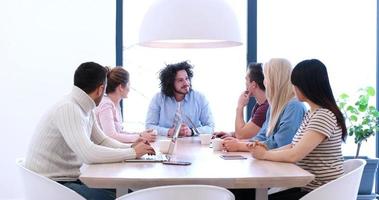 team di avvio aziendale in occasione di una riunione in un moderno edificio per uffici foto