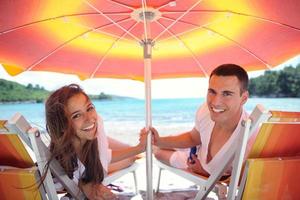 contento coppia avere divertimento su il spiaggia foto