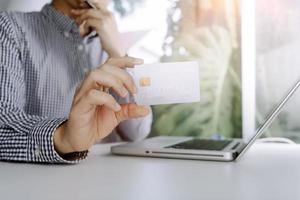 tecnologia, persone e in linea shopping concetto - contento sorridente uomo con tavoletta pc computer e credito carta a casa foto