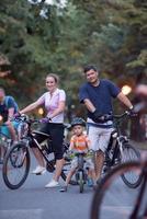 giovane famiglia con biciclette foto