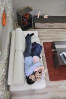 coppia rilassare a casa su divano nel vivente camera foto
