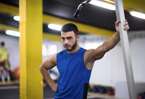 ritratto di giovane uomo a attraversare fitness Palestra foto