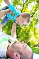 contento padre e figlio avere divertimento a parco foto