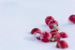 rosso Natale palle nel fresco neve foto