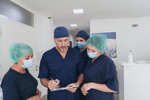 ortopedico medico Lavorando insieme con il suo multietnico squadra foto