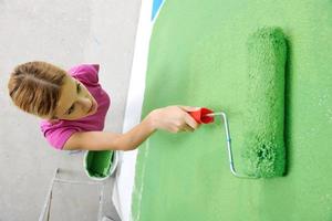 contento sorridente donna pittura interno di Casa foto