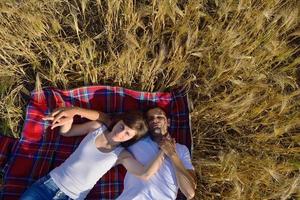 coppia felice nel campo di grano foto