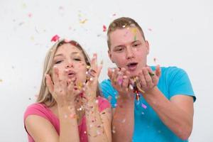 romantico giovane coppia festeggiare festa con coriandoli foto