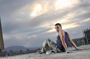 giovane uomo danza e salto su superiore di il edificio foto