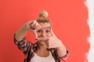 giovane donna al di sopra di colore sfondo foto