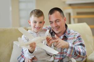 padre e figlio assemblaggio aereo giocattolo foto