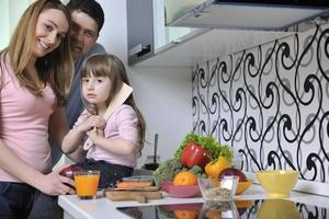 contento giovane famiglia nel cucina foto