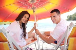 contento coppia avere divertimento su il spiaggia foto