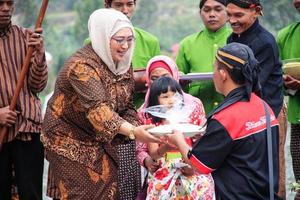 dieng, Indonesia - agosto 1, 2015. dieng cultura Festival, turisti Seguire il dreadlocks processione durante il dieng cultura Festival evento a dieng, banjarnegara quartiere, centrale Giava foto