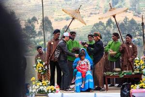 dieng, Indonesia - agosto 1, 2015. dieng cultura Festival, turisti Seguire il dreadlocks processione durante il dieng cultura Festival evento a dieng, banjarnegara quartiere, centrale Giava foto