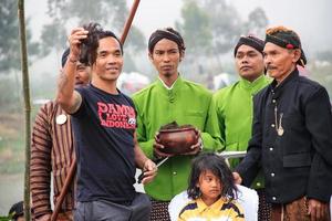 dieng, Indonesia - agosto 1, 2015. dieng cultura Festival, turisti Seguire il dreadlocks processione durante il dieng cultura Festival evento a dieng, banjarnegara quartiere, centrale Giava foto