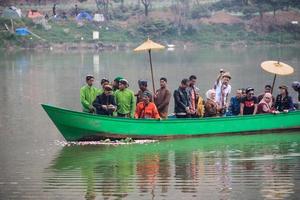 dieng, Indonesia - agosto 1, 2015. dieng cultura Festival, turisti Seguire il dreadlocks processione durante il dieng cultura Festival evento a dieng, banjarnegara quartiere, centrale Giava foto