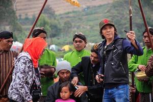 dieng, Indonesia - agosto 1, 2015. dieng cultura Festival, turisti Seguire il dreadlocks processione durante il dieng cultura Festival evento a dieng, banjarnegara quartiere, centrale Giava foto