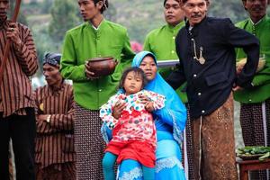 dieng, Indonesia - agosto 1, 2015. dieng cultura Festival, turisti Seguire il dreadlocks processione durante il dieng cultura Festival evento a dieng, banjarnegara quartiere, centrale Giava foto