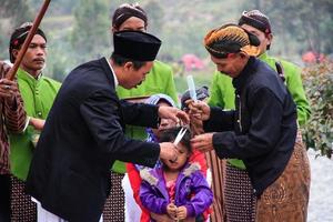 dieng, Indonesia - agosto 1, 2015. dieng cultura Festival, turisti Seguire il dreadlocks processione durante il dieng cultura Festival evento a dieng, banjarnegara quartiere, centrale Giava foto