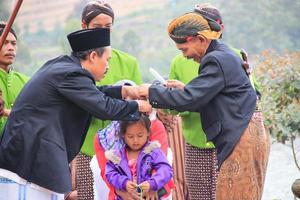 dieng, Indonesia - agosto 1, 2015. dieng cultura Festival, turisti Seguire il dreadlocks processione durante il dieng cultura Festival evento a dieng, banjarnegara quartiere, centrale Giava foto