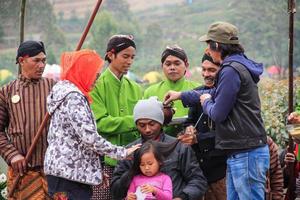 dieng, Indonesia - agosto 1, 2015. dieng cultura Festival, turisti Seguire il dreadlocks processione durante il dieng cultura Festival evento a dieng, banjarnegara quartiere, centrale Giava foto