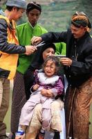 dieng, Indonesia - agosto 1, 2015. dieng cultura Festival, turisti Seguire il dreadlocks processione durante il dieng cultura Festival evento a dieng, banjarnegara quartiere, centrale Giava foto