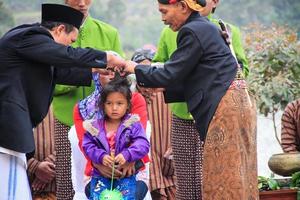 dieng, Indonesia - agosto 1, 2015. dieng cultura Festival, turisti Seguire il dreadlocks processione durante il dieng cultura Festival evento a dieng, banjarnegara quartiere, centrale Giava foto