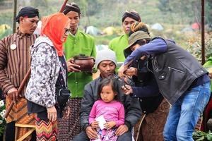 dieng, Indonesia - agosto 1, 2015. dieng cultura Festival, turisti Seguire il dreadlocks processione durante il dieng cultura Festival evento a dieng, banjarnegara quartiere, centrale Giava foto